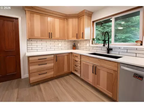 Kitchen - 2540 W 22nd Ave, Eugene, OR 97405 photo 3 of 6
