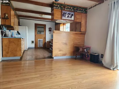 Living - 725 W Main St, Molalla, OR 97038 photo 1 of 3