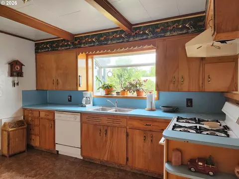Kitchen - 725 W Main St, Molalla, OR 97038 photo 1 of 3
