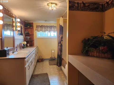 Bath - 725 W Main St, Molalla, OR 97038 photo 4 of 5