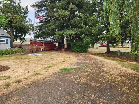 Exterior - 725 W Main St, Molalla, OR 97038 photo 4 of 12