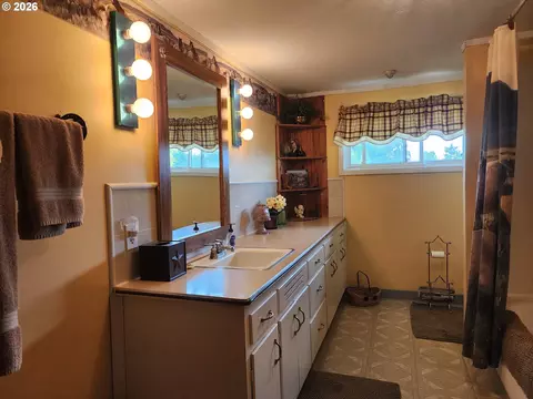 Bath - 725 W Main St, Molalla, OR 97038 photo 5 of 5