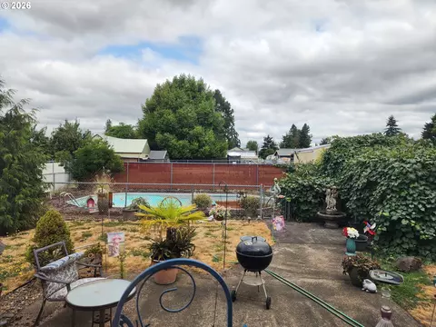 Exterior - 725 W Main St, Molalla, OR 97038 photo 6 of 12