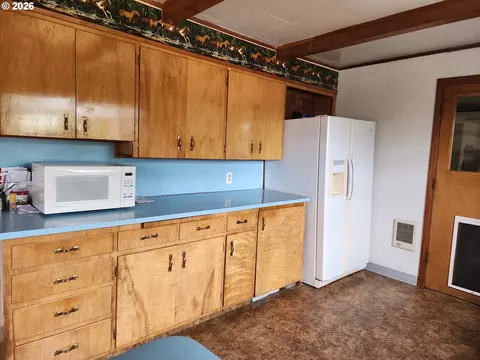 Kitchen - 725 W Main St, Molalla, OR 97038 photo 3 of 3