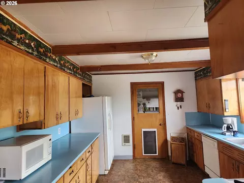 Kitchen - 725 W Main St, Molalla, OR 97038 photo 2 of 3