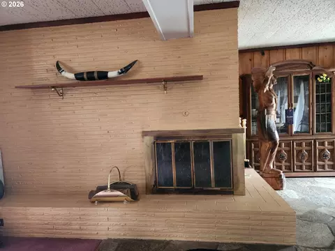 Living - 725 W Main St, Molalla, OR 97038 photo 2 of 3