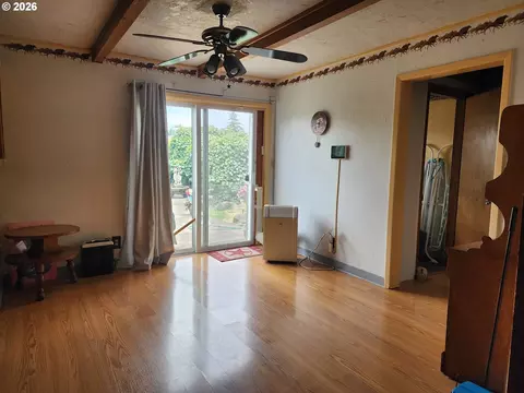 Living - 725 W Main St, Molalla, OR 97038 photo 3 of 3