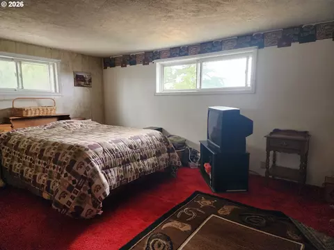 Bedroom - 725 W Main St, Molalla, OR 97038 photo 4 of 4