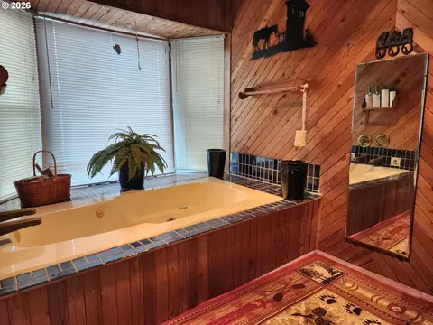 Bath - 725 W Main St, Molalla, OR 97038 photo 3 of 5