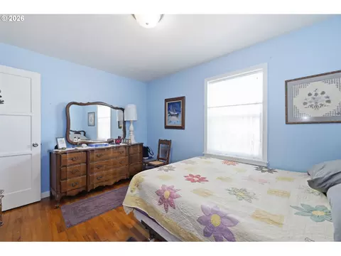 Bedroom - 1385 Parker St, Springfield, OR 97477 photo 3 of 5
