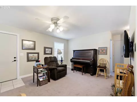 Living - 1385 Parker St, Springfield, OR 97477 photo 1 of 3