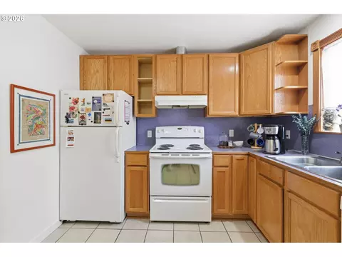 Kitchen - 1385 Parker St, Springfield, OR 97477 photo 3 of 4