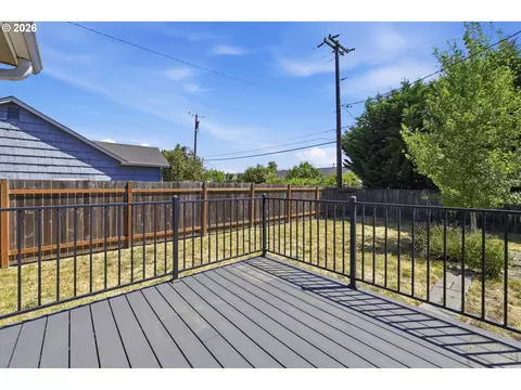 Exterior - 1385 Parker St, Springfield, OR 97477 photo 4 of 12