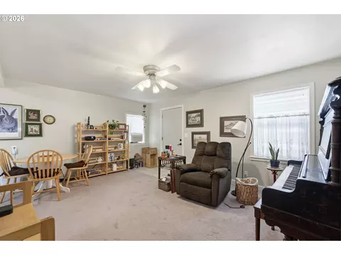 Living - 1385 Parker St, Springfield, OR 97477 photo 2 of 3