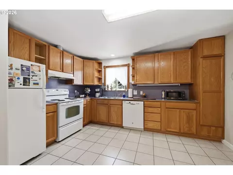 Kitchen - 1385 Parker St, Springfield, OR 97477 photo 1 of 4