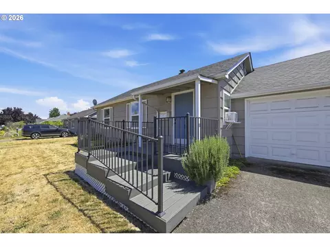 Exterior - 1385 Parker St, Springfield, OR 97477 photo 2 of 12