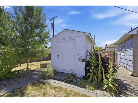 Exterior - 1385 Parker St, Springfield, OR 97477 photo 7 of 12