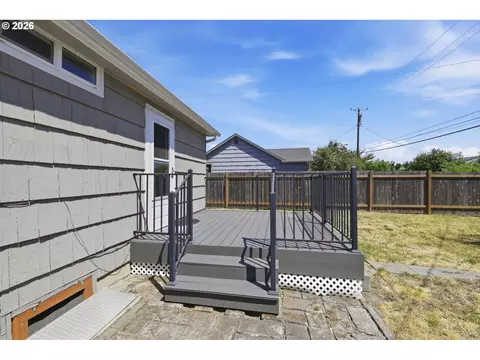 Exterior - 1385 Parker St, Springfield, OR 97477 photo 6 of 12