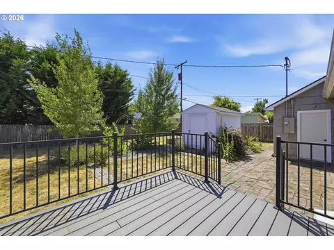 Exterior - 1385 Parker St, Springfield, OR 97477 photo 5 of 12