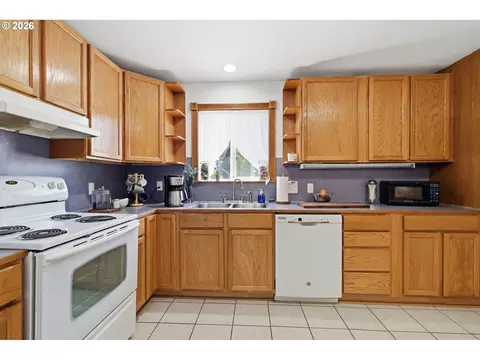 Kitchen - 1385 Parker St, Springfield, OR 97477 photo 2 of 4