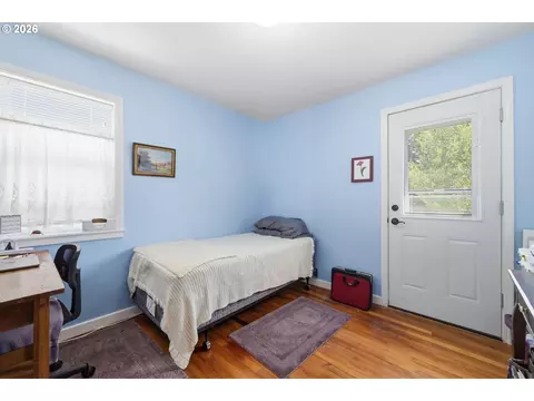 Bedroom - 1385 Parker St, Springfield, OR 97477 photo 5 of 5