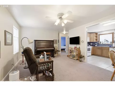 Living - 1385 Parker St, Springfield, OR 97477 photo 3 of 3