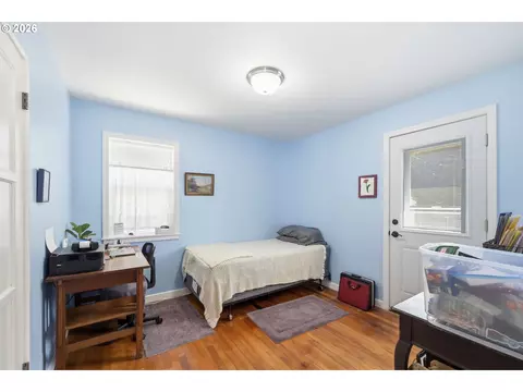 Bedroom - 1385 Parker St, Springfield, OR 97477 photo 4 of 5
