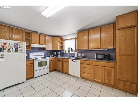 Kitchen - 1385 Parker St, Springfield, OR 97477 photo 4 of 4