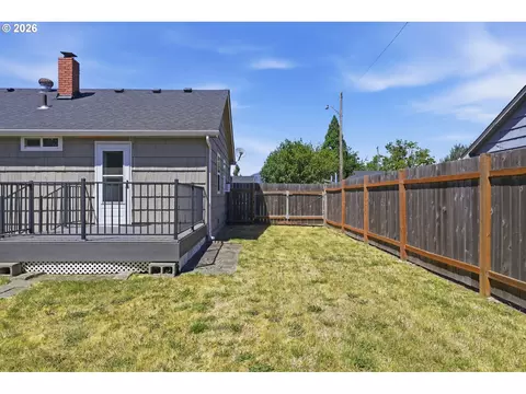 Exterior - 1385 Parker St, Springfield, OR 97477 photo 10 of 12