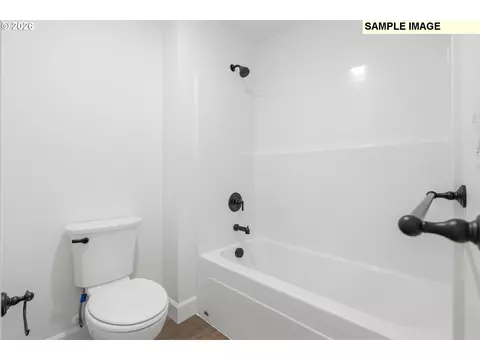 Bath - 894 E Maple Brook Ave, Hermiston, OR 97838 photo 5 of 5