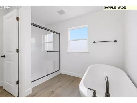 Bath - 894 E Maple Brook Ave, Hermiston, OR 97838 photo 2 of 5