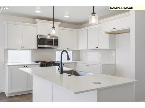 Kitchen - 894 E Maple Brook Ave, Hermiston, OR 97838 photo 1 of 3