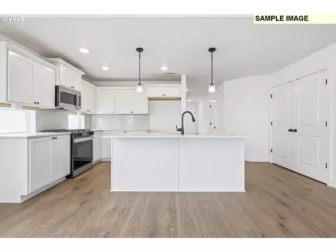 Kitchen - 894 E Maple Brook Ave, Hermiston, OR 97838 photo 2 of 3