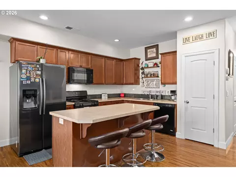 Kitchen - 37989 Killarney St, Sandy, OR 97055 photo 4 of 5