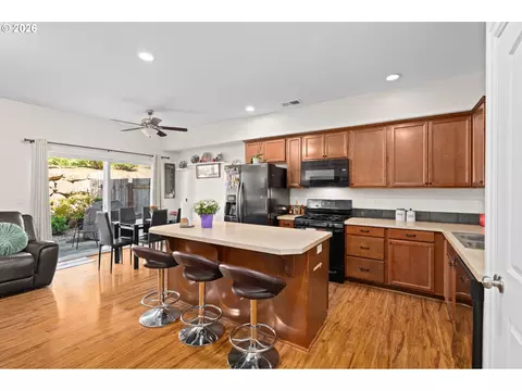 Kitchen - 37989 Killarney St, Sandy, OR 97055 photo 2 of 5