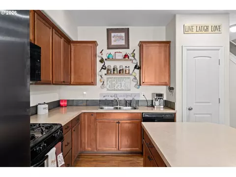 Kitchen - 37989 Killarney St, Sandy, OR 97055 photo 5 of 5