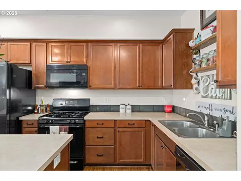 Kitchen - 37989 Killarney St, Sandy, OR 97055 photo 3 of 5