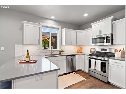 Kitchen - 2007 S 59th St, Springfield, OR 97478 photo 2 of 4