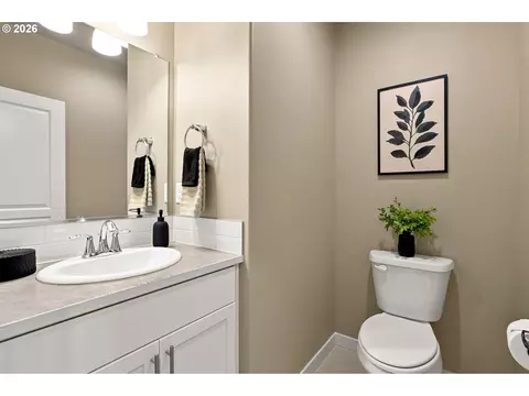 Bath - 2007 S 59th St, Springfield, OR 97478 photo 1 of 7