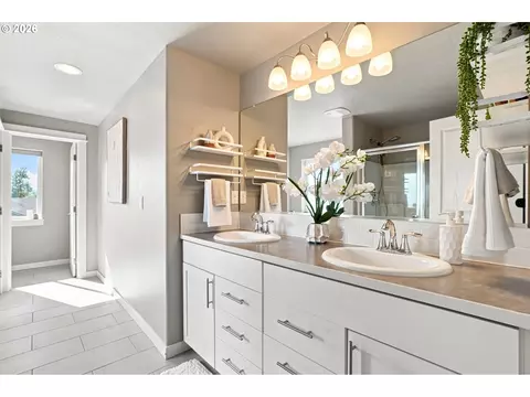 Bath - 2007 S 59th St, Springfield, OR 97478 photo 3 of 7