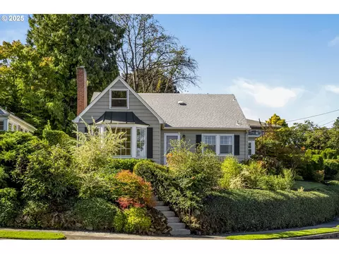 606 SW Evans St, Portland, OR 97219