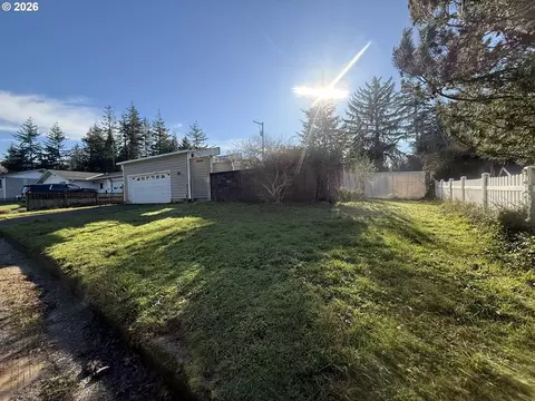 3863 Vista Dr, North Bend, OR 97459