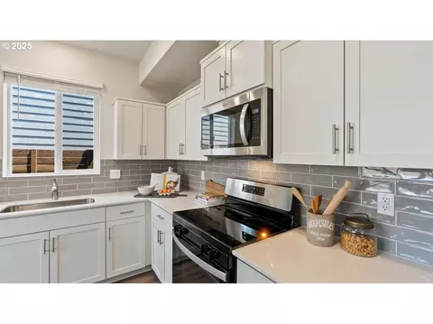 Kitchen - 3516 SW Binford Ave, Gresham, OR 97080 photo 3 of 5