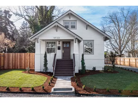 221 S Church St, Silverton, OR 97381