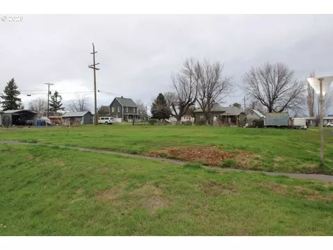 253 W College St, Athena, OR 97813