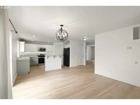 Living - 19095 Barrington Ave, Sandy, OR 97055 photo 5 of 8