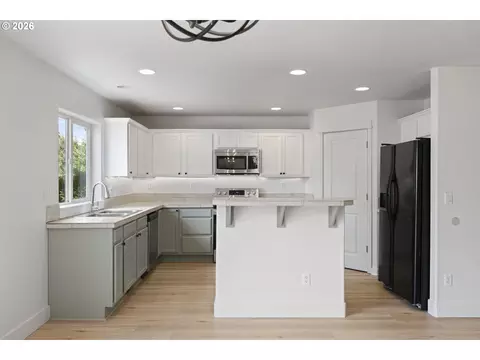 Kitchen - 19095 Barrington Ave, Sandy, OR 97055 photo 2 of 4