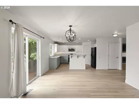 Living - 19095 Barrington Ave, Sandy, OR 97055 photo 6 of 8