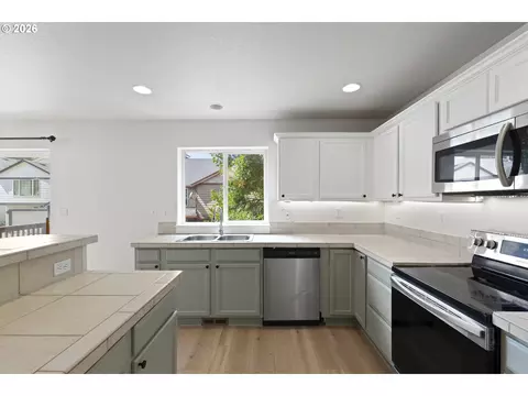Kitchen - 19095 Barrington Ave, Sandy, OR 97055 photo 4 of 4