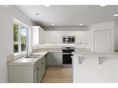 Kitchen - 19095 Barrington Ave, Sandy, OR 97055 photo 3 of 4